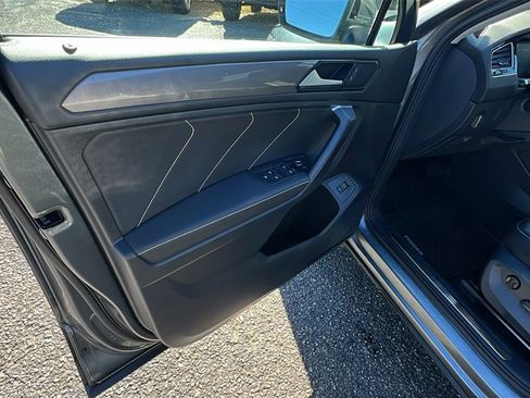 Used 2022 Volkswagen Tiguan SE w/ Panoramic Sunroof Package image 11