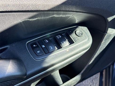 Used 2022 Chrysler 300 Touring w/ Sport Appearance Package image 8