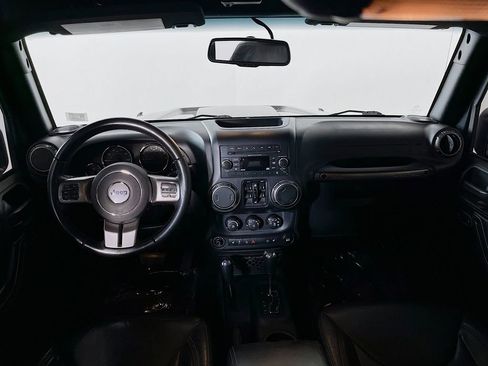 Used 2018 Jeep Wrangler Unlimited Sahara AWD/4WD image 12