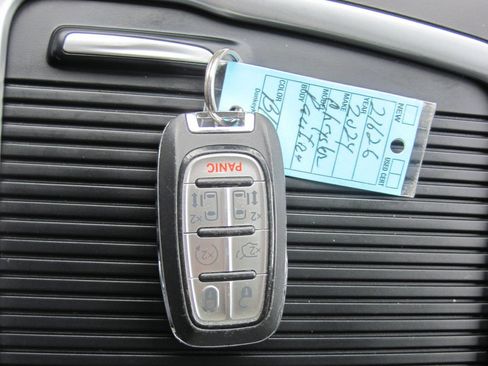 Used 2024 Chrysler Pacifica Touring-L FWD image 23