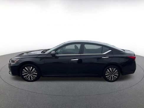 Used 2025 Nissan Altima 2.5 SV FWD image 9