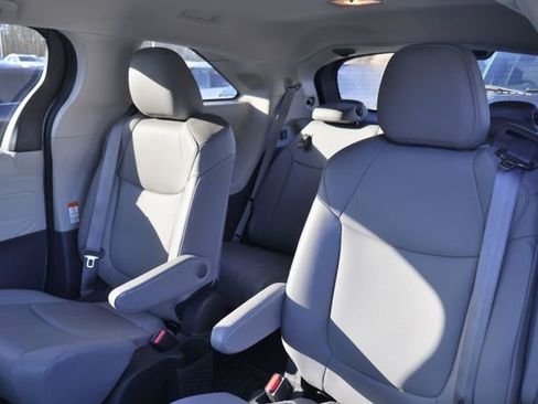 Used 2023 Toyota Sienna XLE w/ XLE Plus Package AWD/4WD image 10