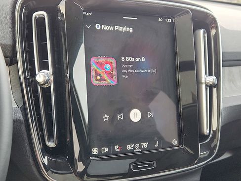 Used 2025 Volvo XC40 B5 Core image 17