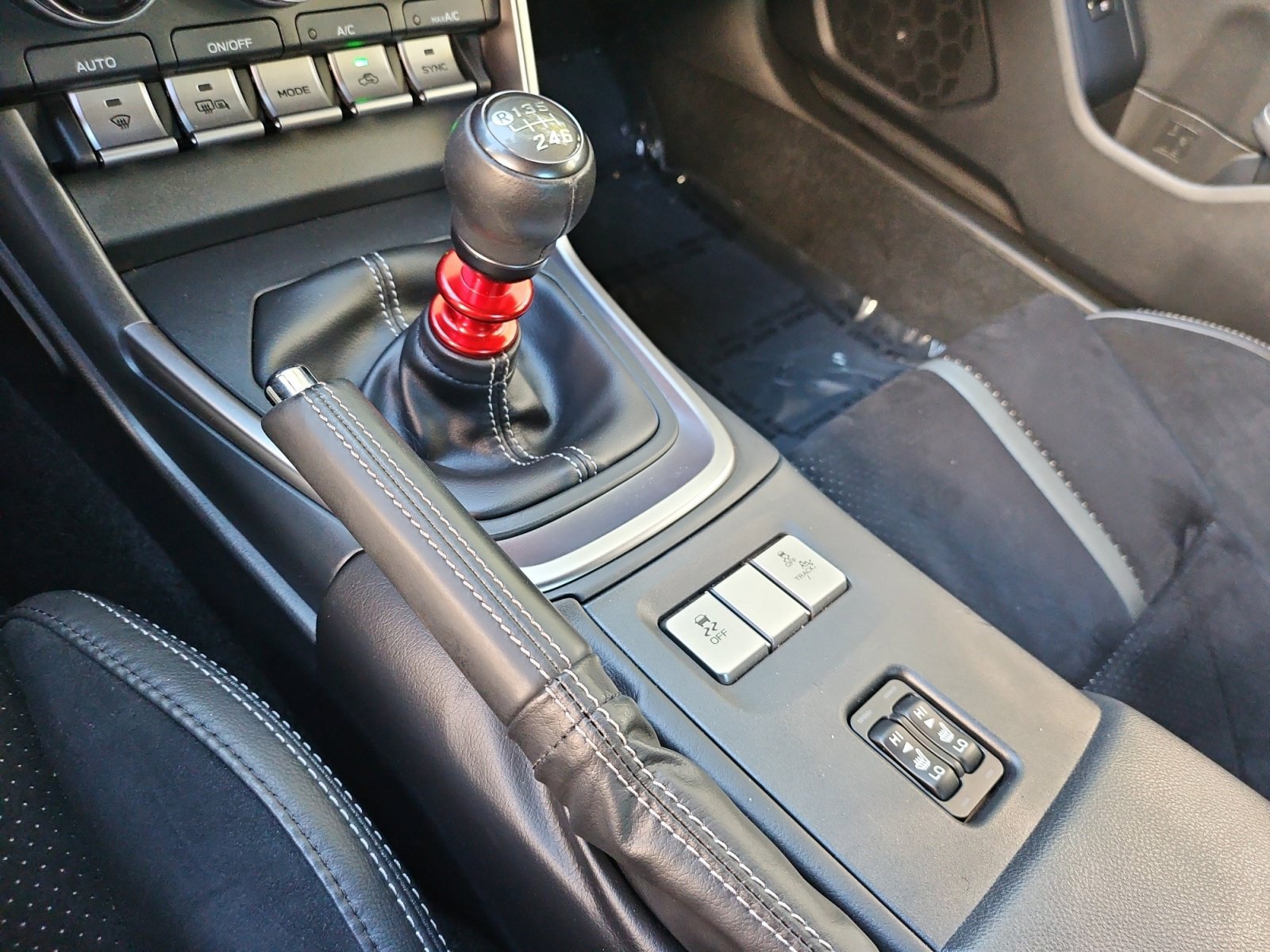 Used 2025 Toyota GR86 Premium w/ Performance Package RWD image 32