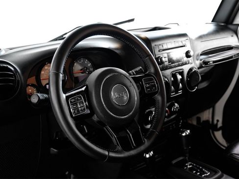 Used 2017 Jeep Wrangler Sahara image 11