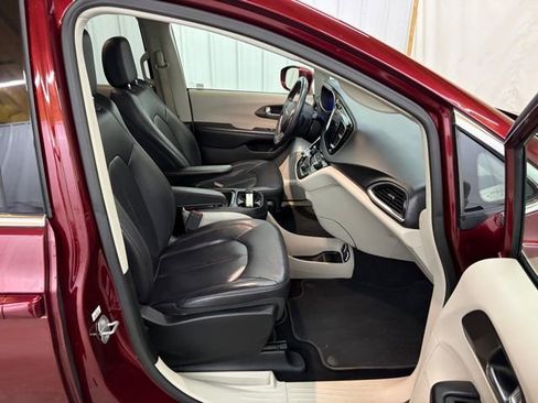 Used 2018 Chrysler Pacifica Touring-L FWD image 22