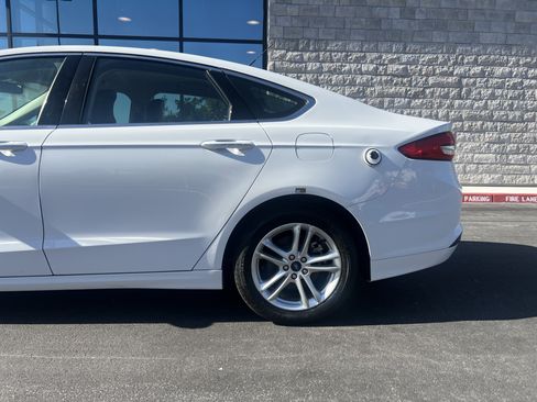 Used 2018 Ford Fusion SE w/ Equipment Group 602A FWD image 7