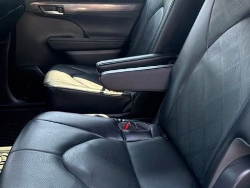 Certified 2023 Toyota Highlander Platinum AWD/4WD image 7