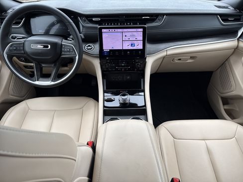 Used 2025 Jeep Grand Cherokee Limited AWD/4WD image 28
