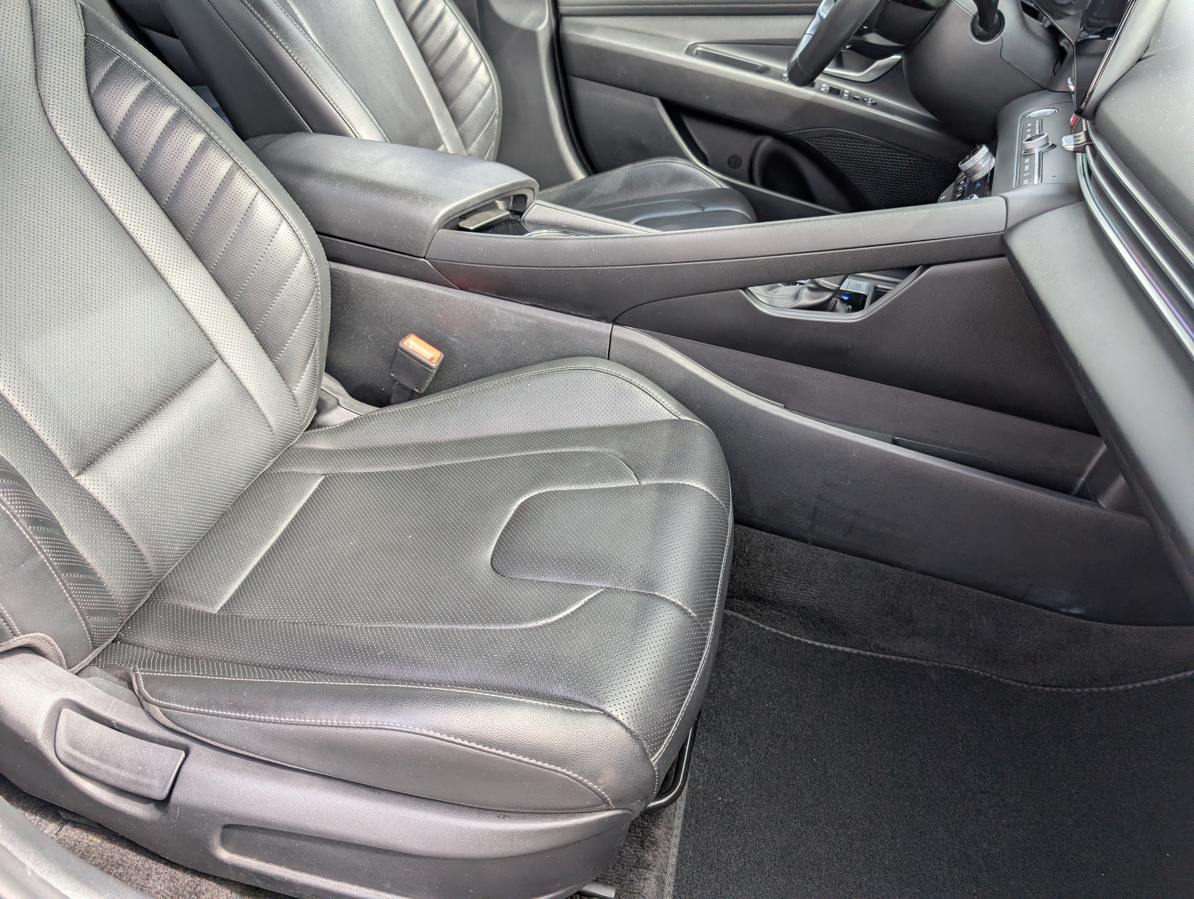 Used 2025 Hyundai Elantra Limited FWD image 28