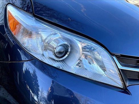 Used 2019 Toyota Sienna LE w/ Carpet Mat Package image 32