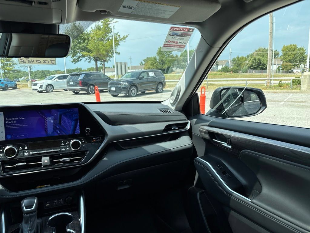Used 2024 Toyota Highlander Limited AWD/4WD image 26