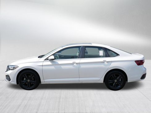 Certified 2023 Volkswagen Jetta SE w/ Panoramic Sunroof Package FWD image 4