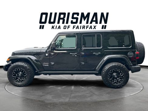 Used 2018 Jeep Wrangler Unlimited Sahara AWD/4WD image 4
