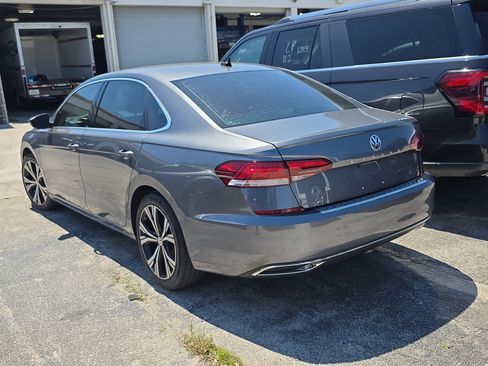 Used 2021 Volkswagen Passat 2.0T SE image 3