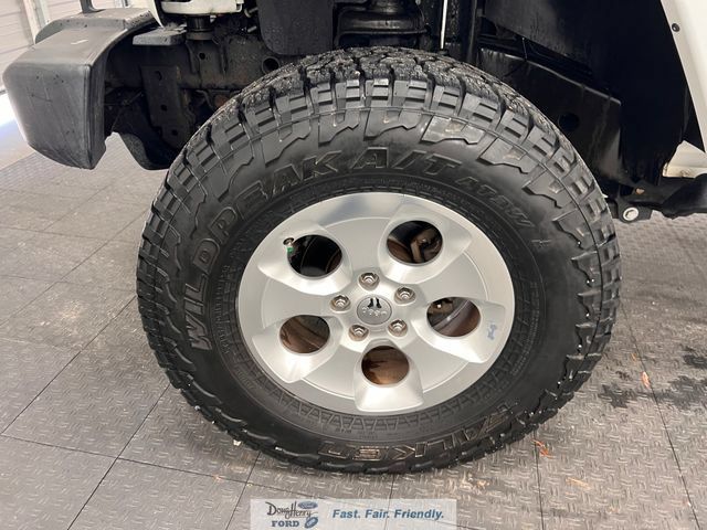 Used 2014 Jeep Wrangler Unlimited Sahara w/ Dual Top Group AWD/4WD image 19