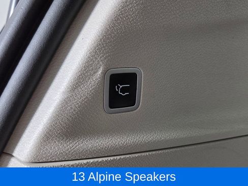 Used 2021 Chrysler Pacifica Touring-L FWD image 11
