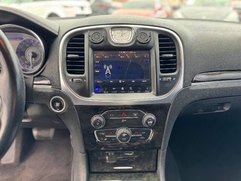 Used 2018 Chrysler 300 Limited image 10