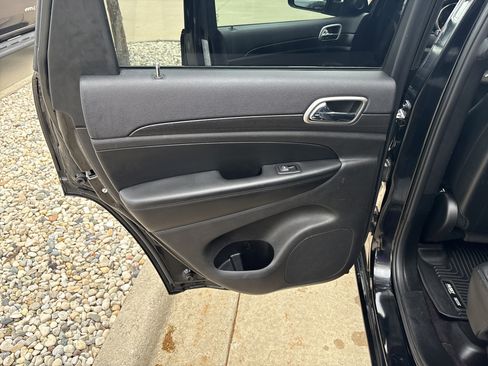 Used 2017 Jeep Grand Cherokee Altitude AWD/4WD image 10