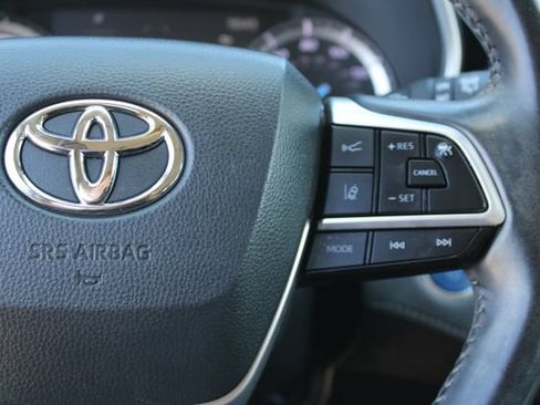Used 2022 Toyota Highlander XLE AWD/4WD image 21
