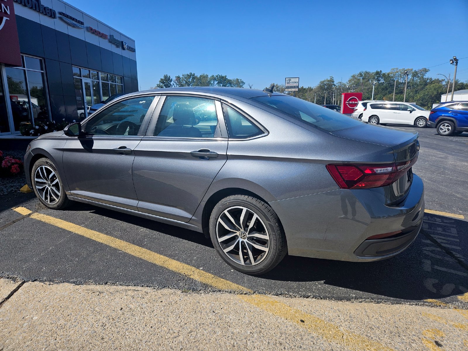 Used 2025 Volkswagen Jetta SE FWD image 2