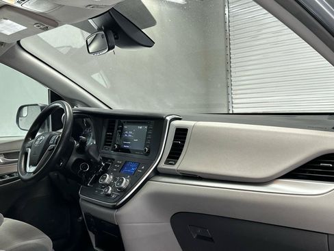 Used 2018 Toyota Sienna LE w/ Carpet Mat Package FWD image 12