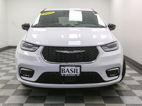 Used 2025 Chrysler Pacifica Select FWD image 3