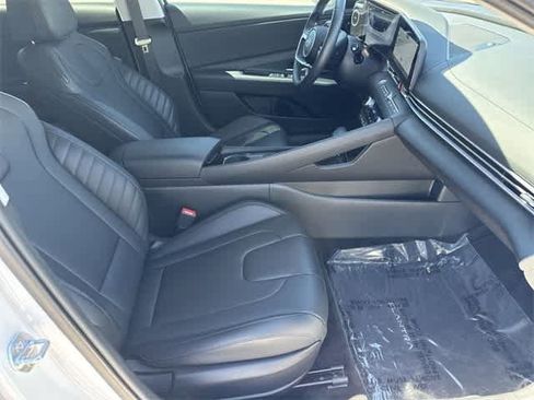 Used 2025 Hyundai Elantra Limited image 23