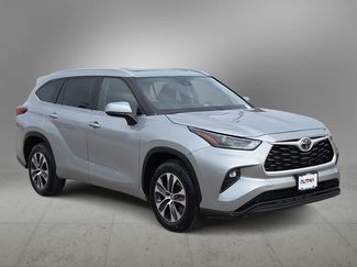 Used 2023 Toyota Highlander XLE FWD video 2