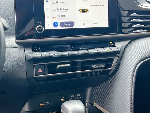 Used 2025 Toyota Camry SE FWD image 15