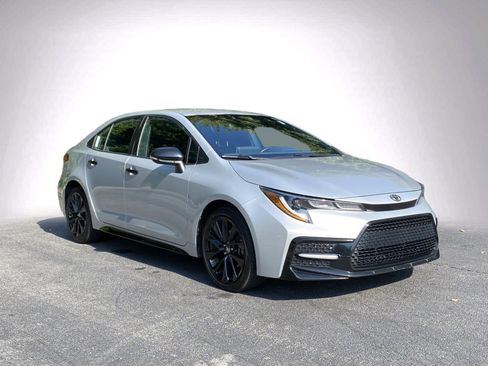 Used 2020 Toyota Corolla SE FWD image 2