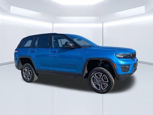 Used 2023 Jeep Grand Cherokee Trailhawk w/ Advanced Protech Group II AWD/4WD image 2