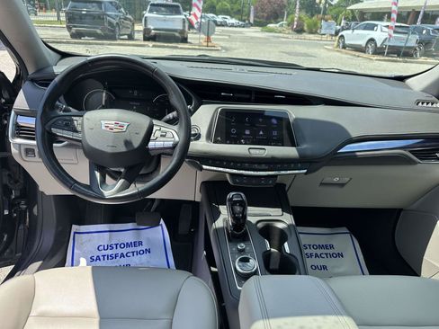 Used 2023 Cadillac XT4 Luxury w/ Cold Weather Package AWD/4WD image 17