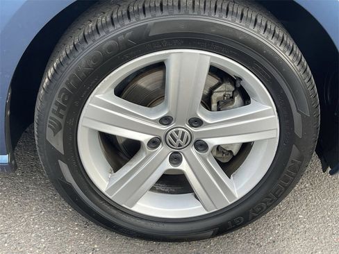 Used 2018 Volkswagen Golf SE image 8