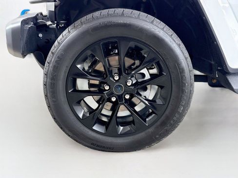 Used 2024 Jeep Wrangler Unlimited Sahara w/ Technology Group AWD/4WD image 17