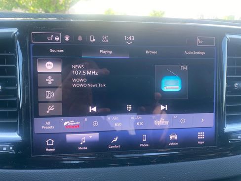 Used 2024 Chrysler Pacifica Touring-L FWD image 9