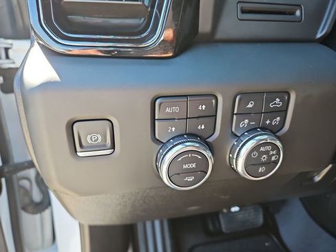 Used 2025 GMC Sierra 2500 AT4 image 18