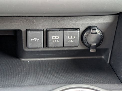 Used 2021 Toyota Highlander XLE image 22