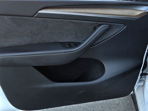 Used 2024 Tesla Model Y 2WD image 10