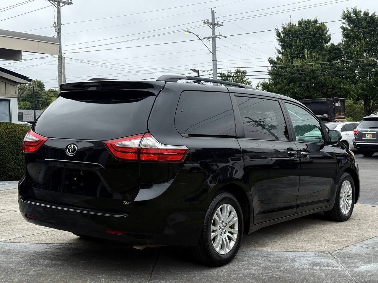 Used 2015 Toyota Sienna XLE w/ XLE Navigation Package FWD image 5