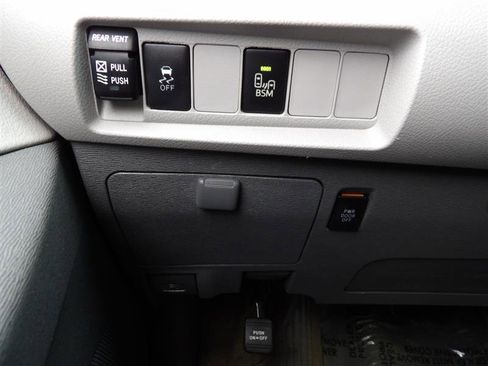 Used 2016 Toyota Sienna XLE image 23