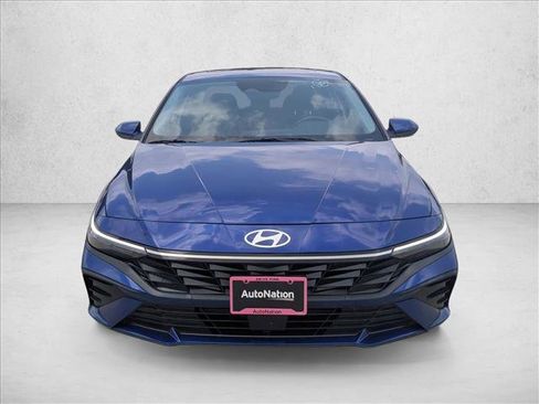 Used 2025 Hyundai Elantra SEL FWD image 2