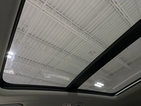 Used 2024 Volvo XC40 B5 Plus image 18