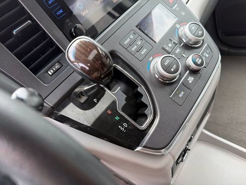 Used 2015 Toyota Sienna XLE FWD image 23