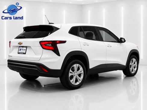 Used 2025 Chevrolet Trax LS FWD image 3
