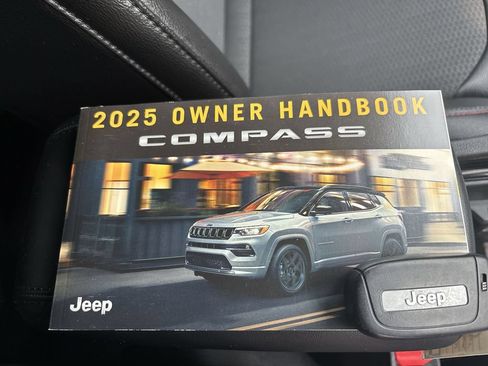 Used 2025 Jeep Compass Trailhawk AWD/4WD image 37
