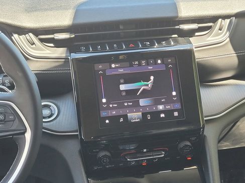 Used 2023 Jeep Grand Cherokee L Laredo image 13