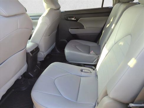 Used 2023 Toyota Highlander XLE FWD image 21