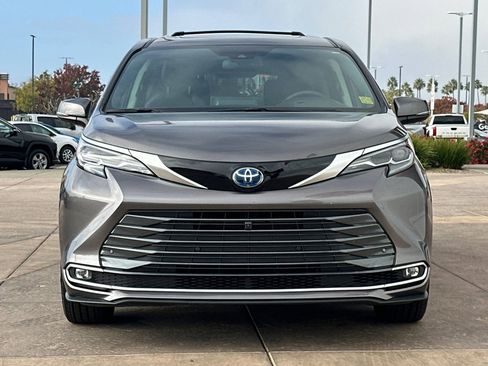 Certified 2024 Toyota Sienna Platinum image 11