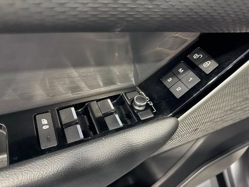 Used 2018 Land Rover Range Rover Velar R-Dynamic SE AWD/4WD image 40
